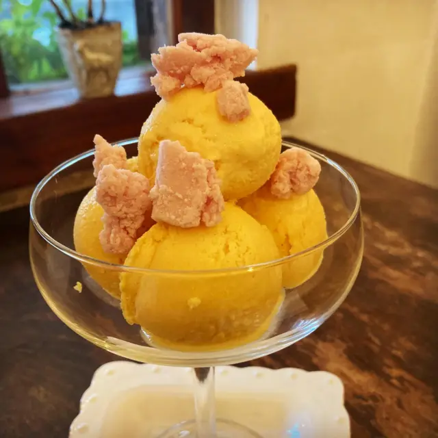 いつも 沢山のご来店 ありがとうございます😊　　 そして、満席でご案内出来なかったお客様、申し訳ありませんでしたm(_ _)m さて、写真 の お料理ですが、 『 トウモロコシ の 塩ジェラート 』🌽です‼️ ※デザートでは無く、前菜として ご用意しております♪ 上にのっているピンク色は、 『 ベーコンで 作ったアイスパウダー 』❄️ トウモロコシの甘み と ベーコンの旨みが、口の中で冷たく溶けていく、大人気の 夏のスペシャリテです‼️ トウモロコシの時期だけご用意している、期間限定のスペシャリテとなりますので、ぜひこの機会にご賞味下さい😊 ⭐︎ ⭐︎ ⭐︎ ⭐︎ ⭐︎ ⭐︎ ⭐︎ ⭐︎ ⭐︎ ⭐︎ ⭐︎ ⭐︎ ⭐︎ ⭐︎ ⭐︎ ⭐︎ ⭐︎ ⭐︎ ⭐︎ ⭐︎ ⭐︎ ⭐︎ 大人気のランチコース の ご予約は、１１時〜１３時までの時間帯で ご予約を承っております。 満席になる事が多いので、ご予約がオススメです‼️ ご希望のお時間をお電話にてお伝え下さい。 苦手な食材やアレルギーなどございましたら、出来るだけご対応させて頂いておりますので、お気軽にご相談ください。 ※ 貸し切りをご希望の場合は、定休日（火、水）もご対応　　　　させて頂いております。 　少人数での 貸し切りも OKです👍 みなさまのご予約お待ちしております😊 元町の隠れ家イタリアン🇮🇹 Italian ＆TeaRoom KANDY 〜キャンディ〜 045-633-3301 #Italia&TeaRoomKANDY#kandy#元町ランチ#元町ディナー#横浜元町ランチ #横浜元町ディナー#横浜元町イタリアン #横浜イタリアン#横浜元町kandy #横浜元町キャンディ#イタリアンキャンディ #元町キャンディ #italian kandy#motomachi #yokohama #yokohamamotomachi#元町kandy#裏元町