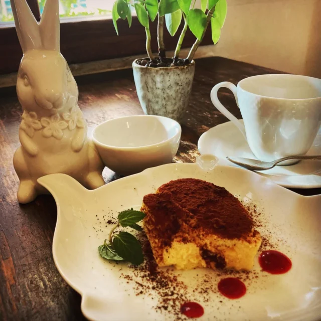 いつも 沢山のご来店 ありがとうございます😊 そして、満席で ご案内 出来なかったお客様、 申し訳ありませんでしたm(_ _)m 　 さて、今週末の3連休も 大人気のランチタイムには 沢山の ご予約をいただいております✨ ◎ランチタイム🍕 11月22日（土）　　　満席 11月23日（日）　　　残り１組　※2名様まで 11月24日（月祝）　　残り３組 ディナータイムは22日、23日は残り僅かですが ご案内可能です❗️ ※24日はご予約少なめです。 みなさまの、ご予約 ご来店 お待ちしております😊 　　 ⭐︎ ⭐︎ ⭐︎ ⭐︎ ⭐︎ ⭐︎ ⭐︎ ⭐︎ ⭐︎ ⭐︎ ⭐︎ ⭐︎ ⭐︎ ⭐︎ ⭐︎ ⭐︎ ⭐︎ ⭐︎ ⭐︎ ⭐︎ ⭐︎ ⭐︎ 大人気のランチコース の ご予約は、１１時〜１３時までの時間帯で ご予約を承っております。 満席になる事が多いので、ご予約がオススメです‼️ ご希望のお時間をお電話にてお伝え下さい。 苦手な食材やアレルギーなどございましたら、出来るだけご対応させて頂いておりますので、お気軽にご相談ください。 ※ 貸し切りをご希望の場合は、定休日（火、水）もご対応　　　　させて頂いております。 　少人数での 貸し切りも OKです👍 みなさまのご予約お待ちしております😊 元町の隠れ家イタリアン🇮🇹 Italian ＆TeaRoom KANDY 〜キャンディ〜 045-633-3301 #Italia&TeaRoomKANDY#kandy#元町ランチ#元町ディナー#横浜元町ランチ #横浜元町ディナー#横浜元町イタリアン #横浜イタリアン#横浜元町kandy #横浜元町キャンディ#イタリアンキャンディ #元町キャンディ #italian kandy#motomachi #yokohama #yokohamamotomachi#元町kandy#裏元町