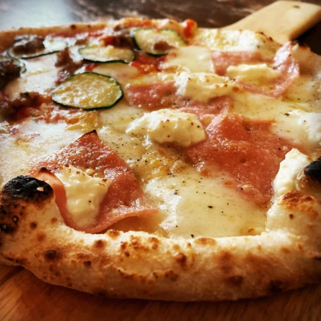 ✨🎍『　年末年始 の お知らせ　』🎍✨ 12月29日 （月）〜1月3日（土） まで お休みさせていただきます。 1月4日（日）の ランチタイム から 通常営業いたします😊 さて、12月は 沢山の ご予約を 頂いておりまして、 満席の日もございますが、 体調不良など キャンセルも 出ております❗️ ご案内できる日も ございますので、 お気軽に お電話にて お問い合わせください♪ みなさまの ご予約 お待ちしております😊 ⭐︎ ⭐︎ ⭐︎ ⭐︎ ⭐︎ ⭐︎ ⭐︎ ⭐︎ ⭐︎ ⭐︎ ⭐︎ ⭐︎ ⭐︎ ⭐︎ ⭐︎ ⭐︎ ⭐︎ ⭐︎ ⭐︎ ⭐︎ ⭐︎ ⭐︎ 大人気のランチコース の ご予約は、１１時〜１３時までの時間帯で ご予約を承っております。 満席になる事が多いので、ご予約がオススメです‼️ ご希望のお時間をお電話にてお伝え下さい。 苦手な食材やアレルギーなどございましたら、出来るだけご対応させて頂いておりますので、お気軽にご相談ください。 ※ 貸し切りをご希望の場合は、定休日（火、水）もご対応　　　　させて頂いております。 　少人数での 貸し切りも OKです👍 みなさまのご予約お待ちしております😊 元町の隠れ家イタリアン🇮🇹 Italian ＆TeaRoom KANDY 〜キャンディ〜 045-633-3301 #Italia&TeaRoomKANDY#kandy#元町ランチ#元町ディナー#横浜元町ランチ #横浜元町ディナー#横浜元町イタリアン #横浜イタリアン#横浜元町kandy #横浜元町キャンディ#イタリアンキャンディ #元町キャンディ #italian kandy#motomachi #yokohama #yokohamamotomachi#元町kandy#裏元町